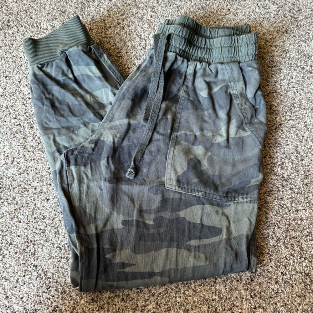 WOMENS Splendid Green camo lightweight joggers size Medium 100% Rayon